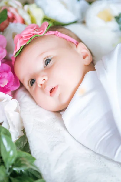 Nyfödda Barn Blomma Dressing Ligger Vårblommor — Stockfoto