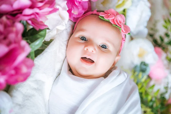 Bebé Recién Nacido Vendaje Flores Encuentra Flores Primavera — Foto de Stock