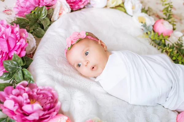 Bebé Recién Nacido Vendaje Flores Encuentra Flores Primavera — Foto de Stock