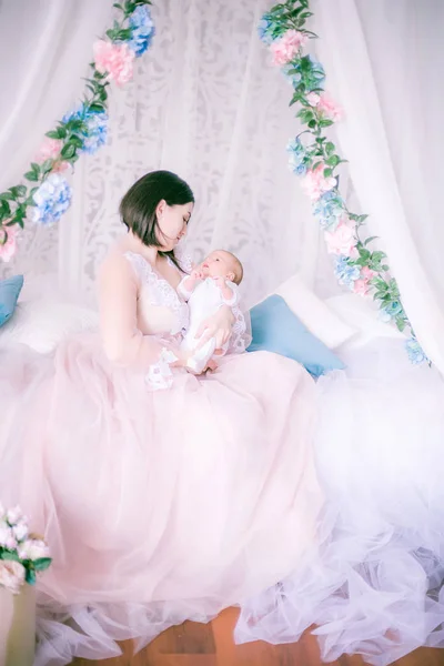 Giovane Madre Abito Boudoir Con Bambino Tra Braccia Fiori Primaverili — Foto Stock