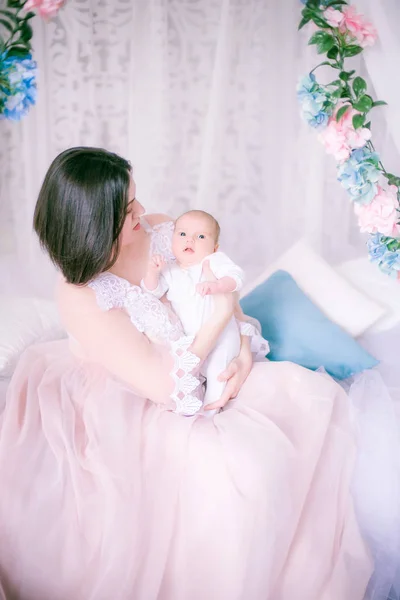 Ung Mamma Boudoir Klänning Med Baby Famnen Vårblommor Himmelsäng — Stockfoto