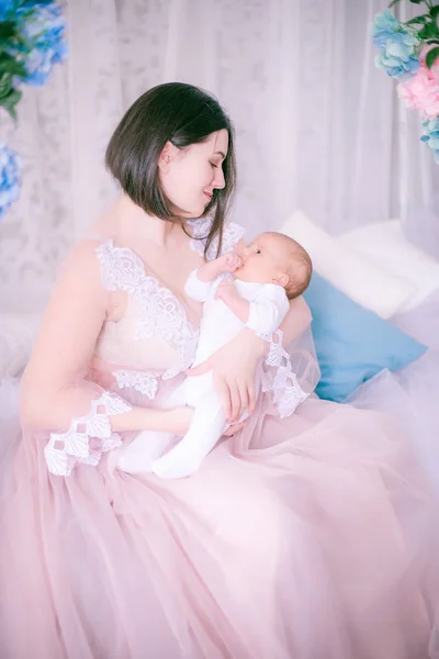 Giovane Madre Abito Boudoir Con Bambino Tra Braccia Fiori Primaverili — Foto Stock