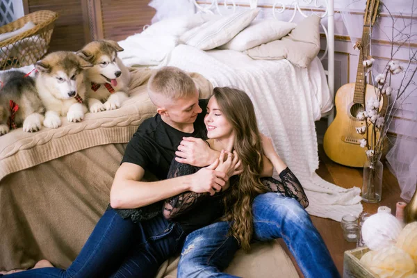 Joyeux Jeune Couple Amoureux Assis Dans Chambre Tout Exprimant Amour — Photo