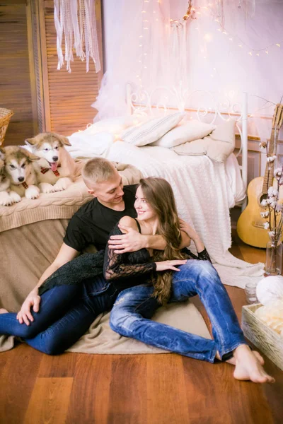 Jovem Casal Amoroso Alegre Sentado Quarto Enquanto Expressa Amor Com — Fotografia de Stock