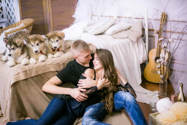 Joven Pareja Alegre Cariñosa Sentada Dormitorio Mientras Expresa Amor Con —  Fotos de Stock