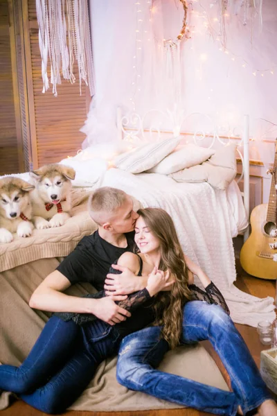 Vrolijke Jonge Verliefde Paar Zitten Slaapkamer Terwijl Uitdrukken Liefde Met — Stockfoto