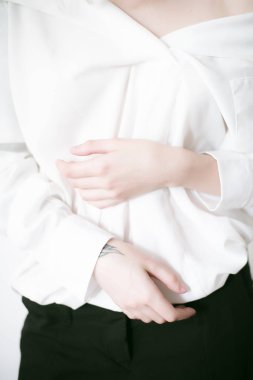 Portre resim güzel kadının el ışık manikür çivi tarih ile. Eller için krem manikür ve güzellik bakımı. İnce zarif parmak ile şık ve zarif eller. -Görüntü