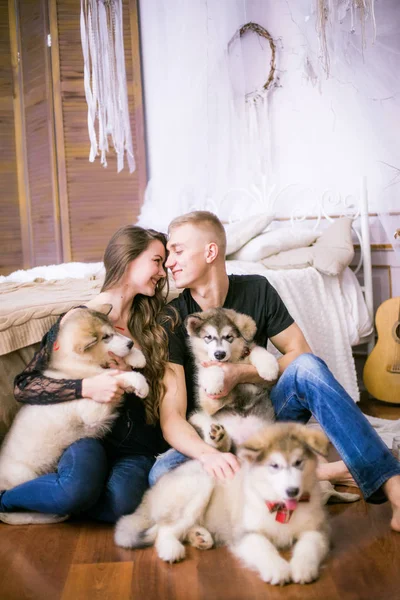 Freudiges Junges Liebespaar Sitzt Schlafzimmer Und Drückt Seine Liebe Malamuten — Stockfoto