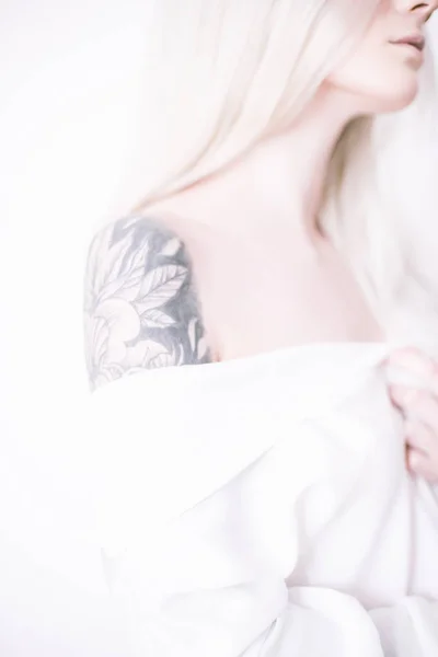 Attraktiv Tjej Med Blont Hår Och Tatuering Armen Vit Skjorta — Stockfoto