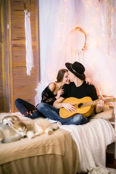 Romantiska Glad Par Vilar Hem Spelar Gitarr Man Spelar Gitarr — Stockfoto