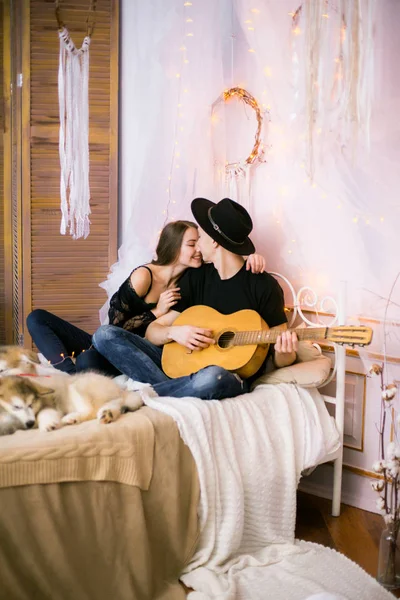 Romantisches Fröhliches Paar Das Hause Gitarre Spielt Mann Spielt Gitarre — Stockfoto