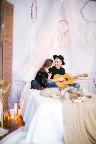 Casal Alegre Romântico Descansando Casa Tocando Guitarra Man Tocando Guitarra — Fotografia de Stock