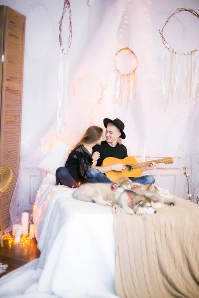 Romantique Couple Joyeux Reposant Maison Jouer Guitare Man Jouer Guitare — Photo