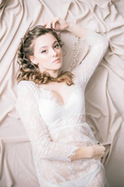 Evde sabah beyaz dantel sabahlık güzel saçlı genç sevimli gelin