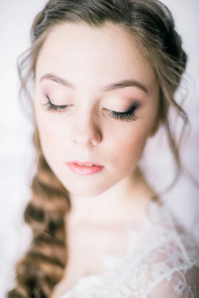 Молодая Милая Невеста Красивыми Волосами Утрам Дома Белом Кружевном Халате — стоковое фото