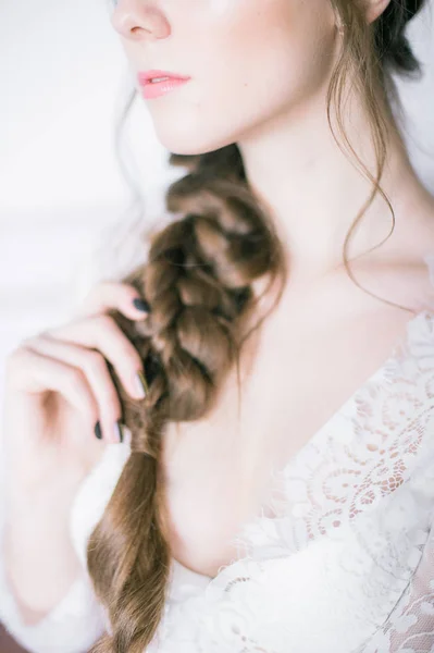 Evde Sabah Beyaz Dantel Sabahlık Güzel Saçlı Genç Sevimli Gelin — Stok fotoğraf