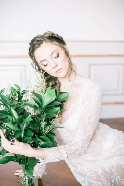 Giovane Sposa Carina Con Bei Capelli Mattino Casa Pizzo Bianco — Foto Stock