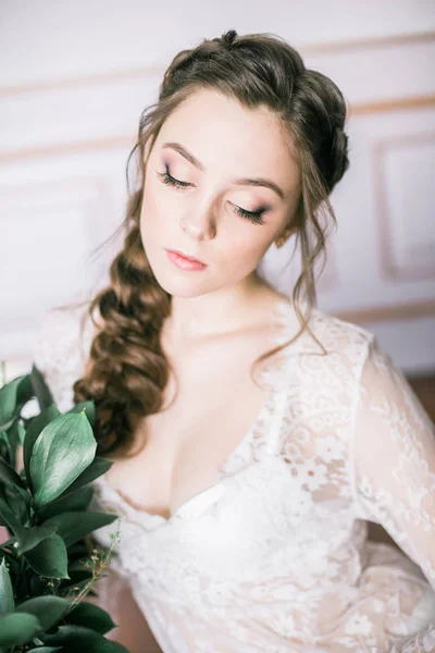年轻的可爱新娘美丽的头发在早晨在家里在白色蕾丝睡衣 — 图库照片