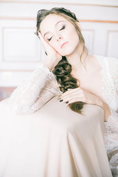 Jeune Mariée Mignonne Avec Beaux Cheveux Matin Maison Dentelle Blanche — Photo