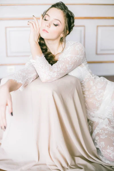 年轻的可爱新娘美丽的头发在早晨在家里在白色蕾丝睡衣 — 图库照片