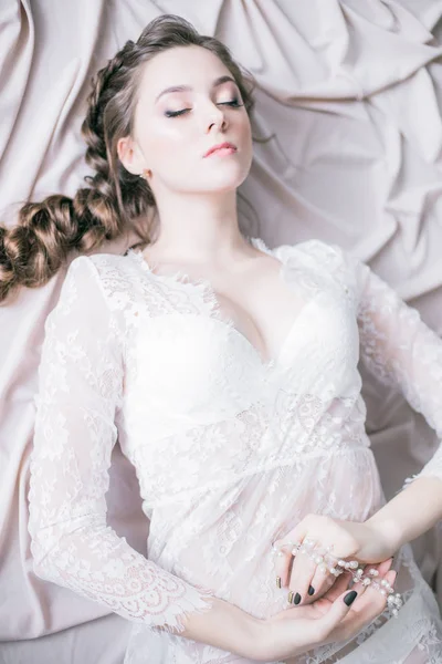 Jeune Mariée Mignonne Avec Beaux Cheveux Matin Maison Dentelle Blanche — Photo