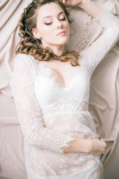 Aranyos Menyasszony Gyönyörű Haj Reggel Otthon Fehér Csipke Negligee — Stock Fotó