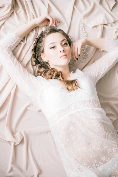 Jonge Schattige Bruid Met Mooie Haren Ochtend Thuis Witte Lace — Stockfoto