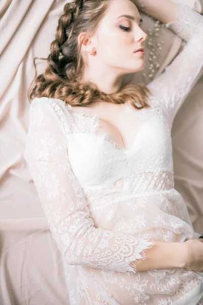 年轻的可爱新娘与美丽的发型早晨在家白色蕾丝睡衣 — 图库照片