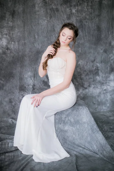 Stüdyoda Gri Bir Arka Plan Üzerinde Beyaz Elbiseli Güzel Saç — Stok fotoğraf