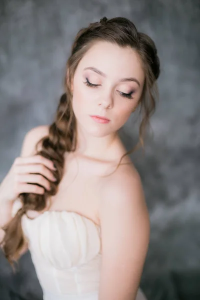 Молодая Милая Невеста Красивой Прической Белом Платье Сером Фоне Студии — стоковое фото