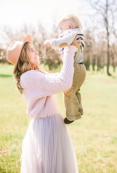 Joven Chica Atractiva Con Pelo Rubio Con Niño Pequeño Primavera — Foto de Stock