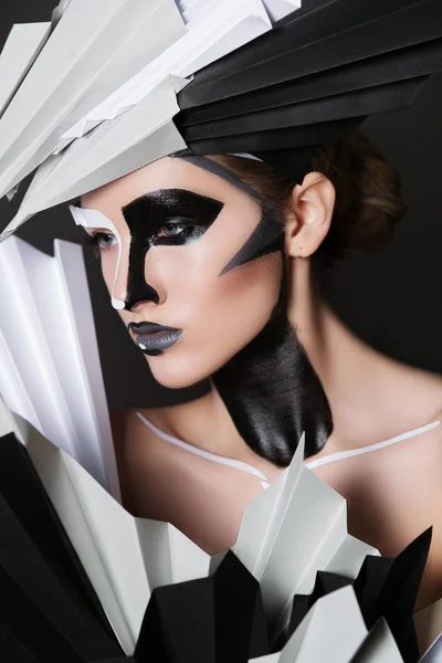 Chica Atractiva Con Maquillaje Creativo Blanco Negro Decoración Papel Corrugado — Foto de Stock