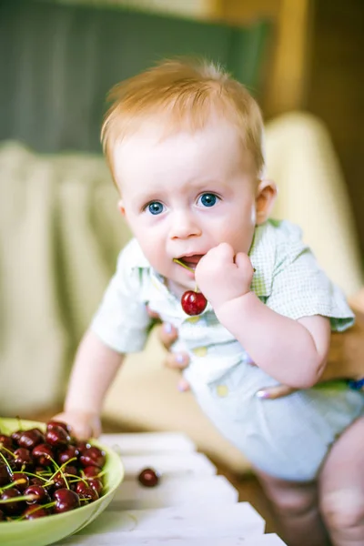 Malé Roztomilé Dítě Cherry Rukou Letním Bytě — Stock fotografie