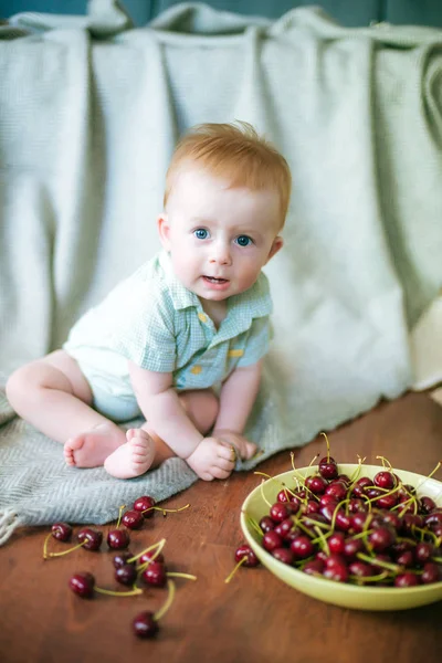 Malé Roztomilé Dítě Cherry Rukou Letním Bytě — Stock fotografie