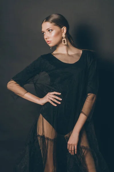 Hermosa Modelo Chica Con Cabello Oscuro Vestido Transparente Negro Moda — Foto de Stock