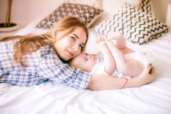 Portret Van Mooie Moeder Shirt Spijkerbroek Spelen Met Haar Babyjongen — Stockfoto