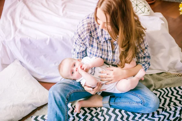 Gömlek Mavi Jeans Erkek Bebek Onun Yatak Görüntü Ile Oynarken — Stok fotoğraf