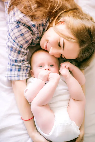 Retrato Hermosa Mamá Camisa Jeans Azules Jugando Con Bebé Dormitorio — Foto de Stock