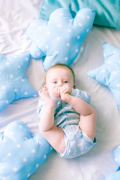 Schattig Peuter Jongen Bed Thuis Omringd Door Blauwe Kussens — Stockfoto