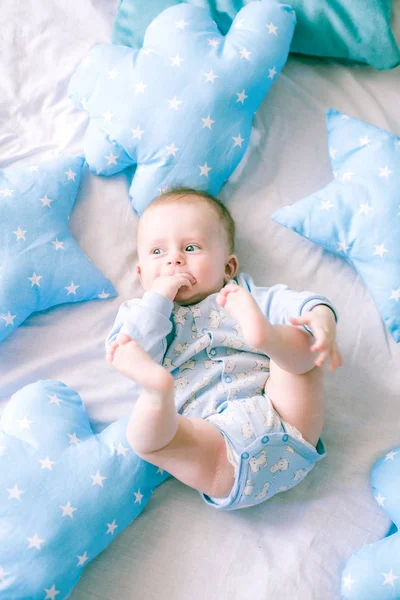 Schattig Peuter Jongen Bed Thuis Omringd Door Blauwe Kussens — Stockfoto