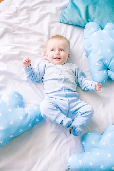 Ładny Toddler Chłopiec Łóżko Domu Otoczony Niebieskie Poduszki — Zdjęcie stockowe