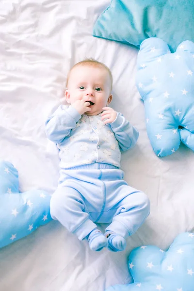 Ładny Toddler Chłopiec Łóżko Domu Otoczony Niebieskie Poduszki — Zdjęcie stockowe