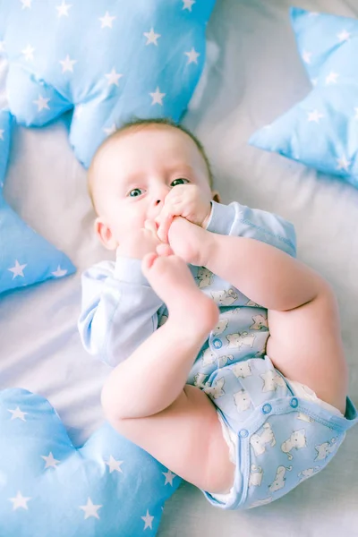 Schattig Peuter Jongen Bed Thuis Omringd Door Blauwe Kussens — Stockfoto