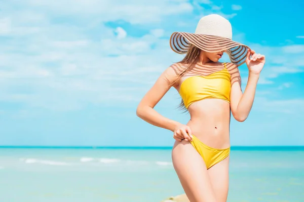 Stranden Semester Bikini Kvinna Avkopplande Banner Med Blått Vatten Konsistens — Stockfoto