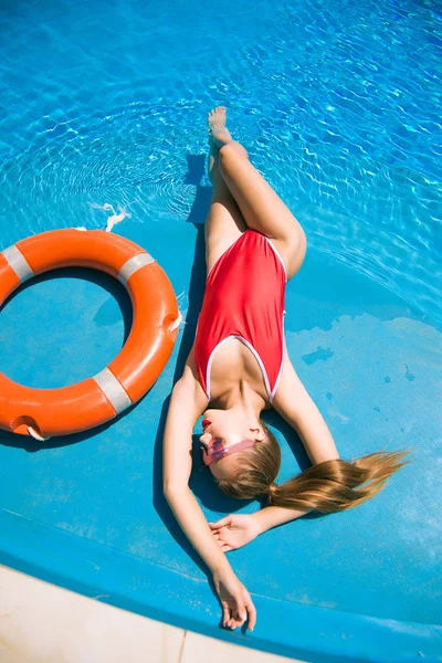 Mode Outdoor Foto Von Schönen Mädchen Trägt Luxuriösen Roten Badeanzug — Stockfoto