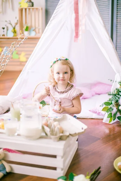 Cute Little Blondynka Przygotowuje Się Wielkanocy Dziewczyna Maluje Pisanki Farbami — Zdjęcie stockowe