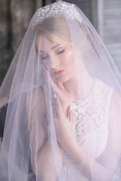 Jeune Belle Mariée Aux Cheveux Blonds Dans Diadème Voile Blanc — Photo