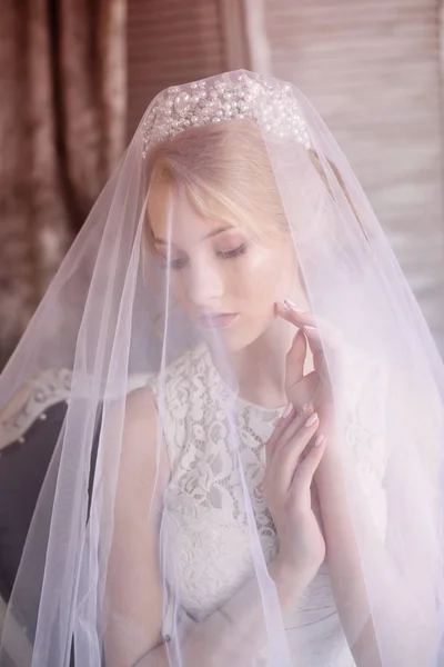 Молодая Красивая Невеста Светлыми Волосами Диадеме Белой Вуали Белом Платье — стоковое фото