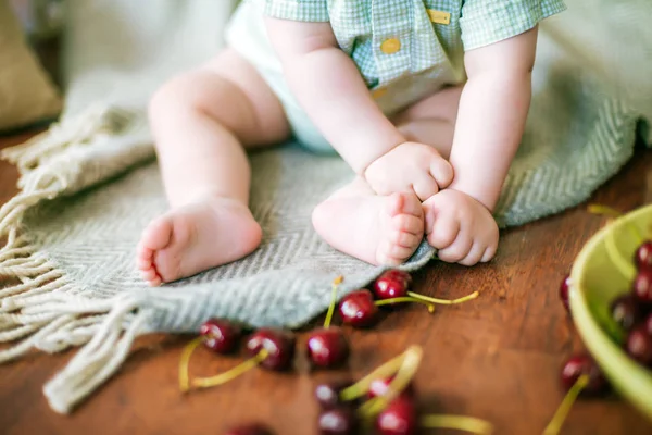 Malé Roztomilé Dítě Cherry Rukou Letním Bytě — Stock fotografie