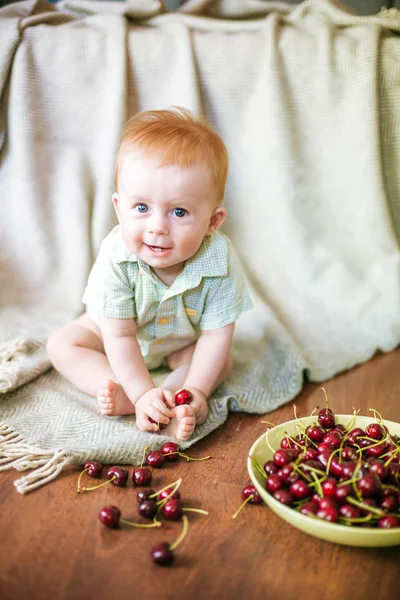 Mignon Petit Bébé Avec Cerise Dans Les Mains Dans Maison — Photo